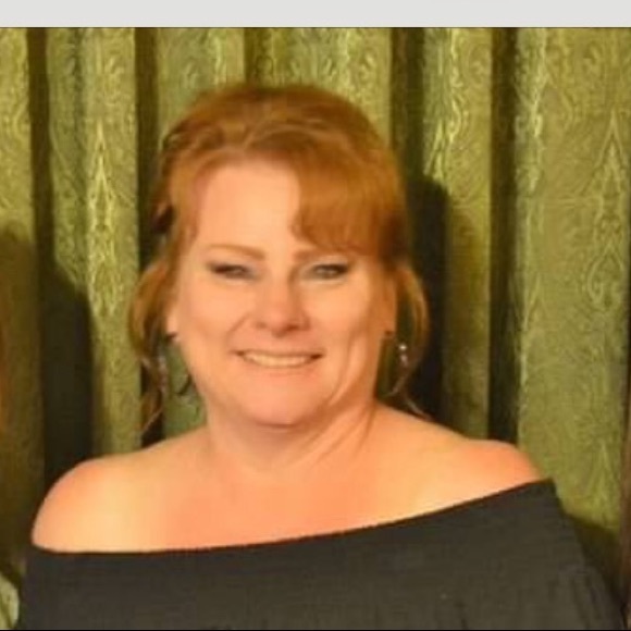 Profile Picture of Robin Peek (@robipeek) on Poshmark