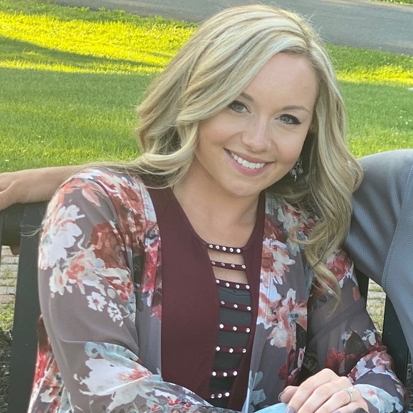 Profile Picture of Alyssa Howells (@alyssaaa_w) on Poshmark