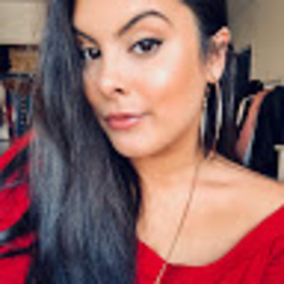 Profile Picture of Michelle Dimas (@michelledimasb) on Poshmark