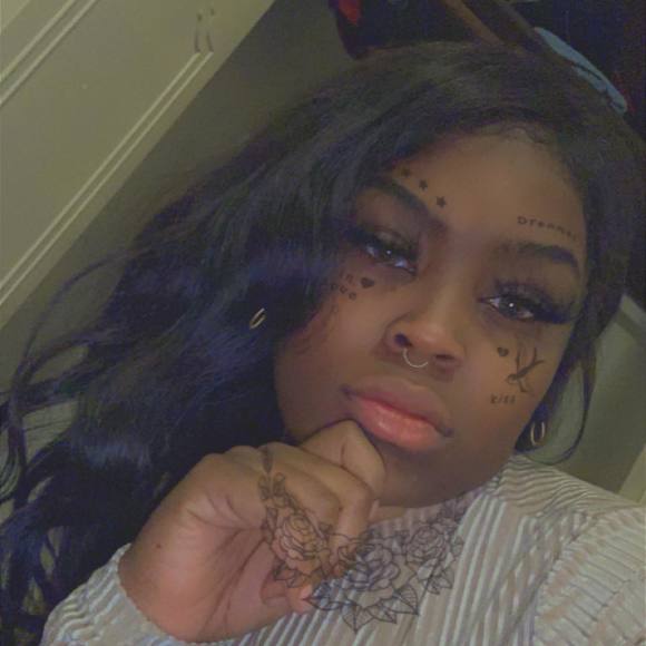 Cheyenne Sims - Poshmark Profile Picture of Cheyenne Sims (@cheyennesims551) on Poshmark