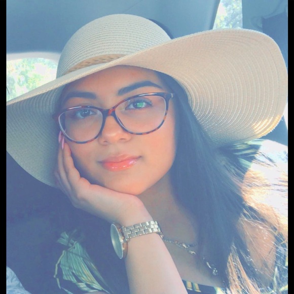 Profile Picture of Joshalynne Aguilar (@joshalynnea) on Poshmark