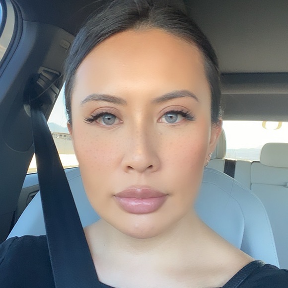 Profile Picture of Angeli ann Schlappi (@a_schlappi) on Poshmark