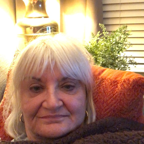 Profile Picture of Pam Leonard (@pamicakes1972) on Poshmark