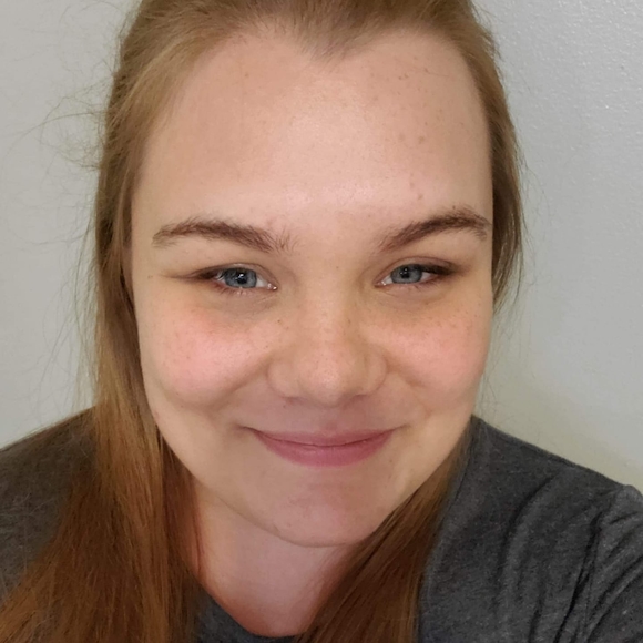 Profile Picture of Lori Anderson (@lorianderson321) on Poshmark