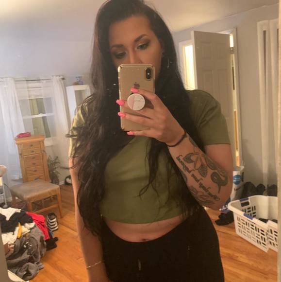 Profile Picture of Sarah Reale (@sarararaxoxo) on Poshmark