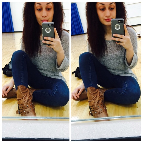 Profile Picture of Kelly Moore (@damnnkelly) on Poshmark