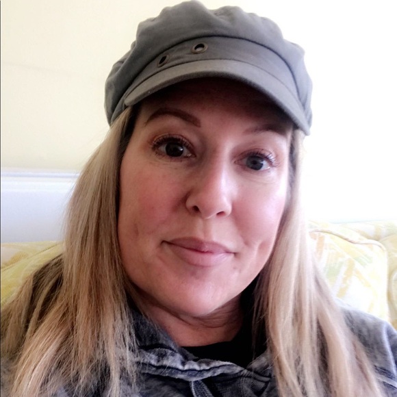 Profile Picture of Angela Rosinski (@angelros) on Poshmark