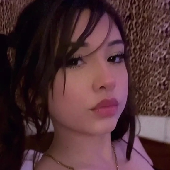 Profile Picture of Jessenia Del toro (@_jessiecuhh) on Poshmark