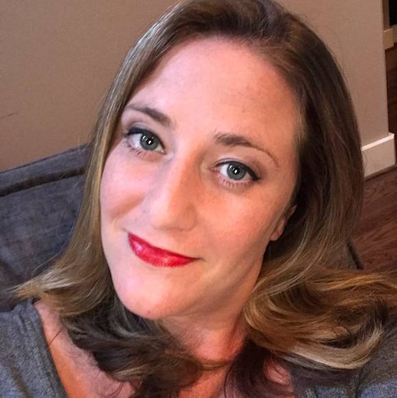 Profile Picture of Lindsay Hinger (@ldianeh82) on Poshmark