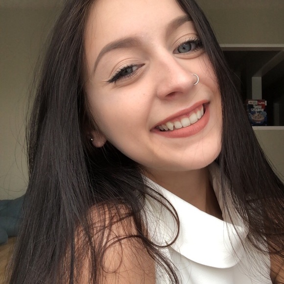 Profile Picture of Amber Dusharm (@amber_dusharm) on Poshmark