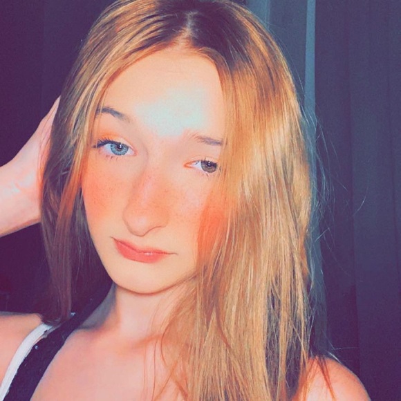 Profile Picture of Larissa Huffman (@rissadawn0727) on Poshmark