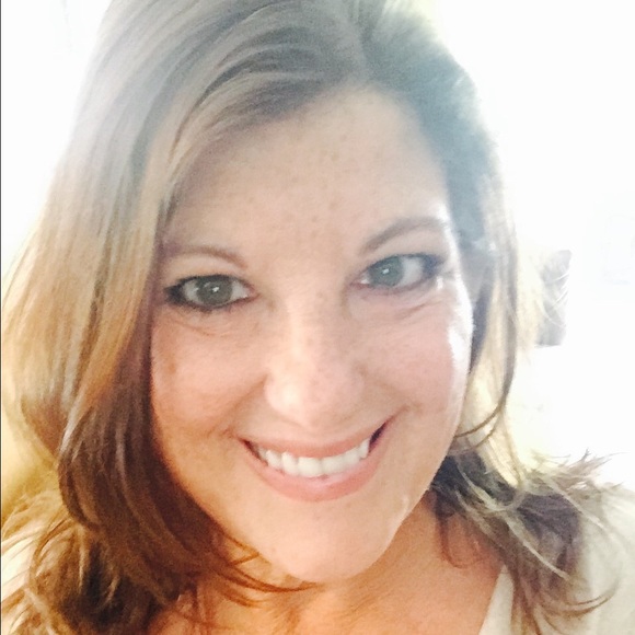 Profile Picture of Lisa Oreilly (@lee__lee) on Poshmark