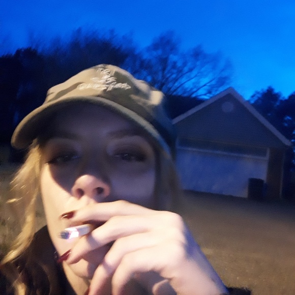 Profile Picture of Mallory Ashmore (@mallorymallory) on Poshmark