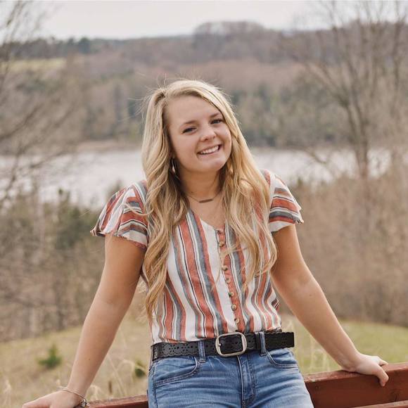 Profile Picture of Kaitlyn Denoyer (@kaitlyndenoyer) on Poshmark