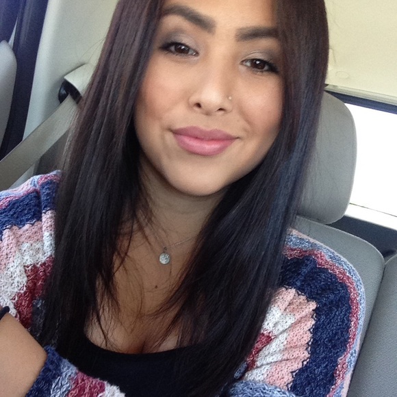 Profile Picture of Jordyn White (@_jordynn17) on Poshmark