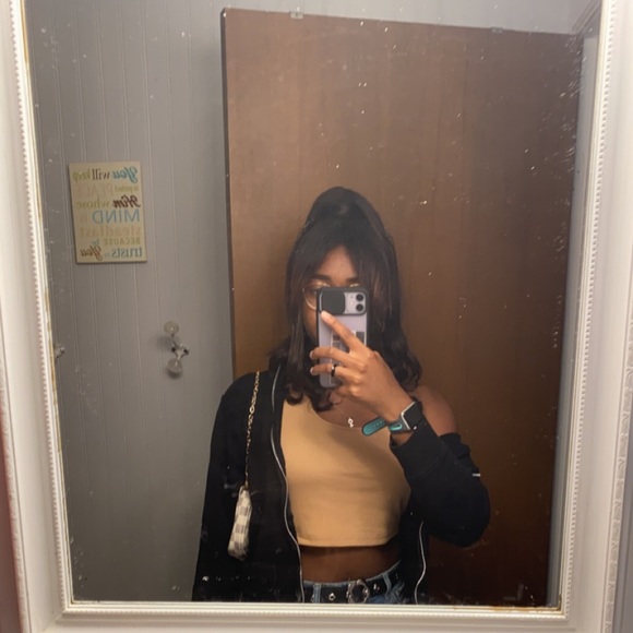 Profile Picture of Gabrielle Levy (@gabbylevv) on Poshmark