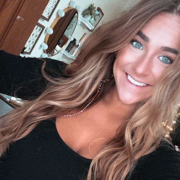 Profile Picture of Alli Morehouse (@abm13) on Poshmark