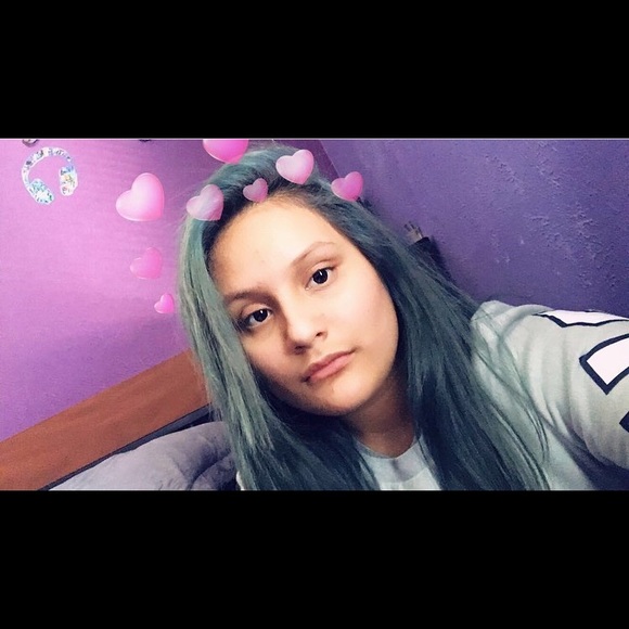 Profile Picture of Alexandra Patino (@kxsj_) on Poshmark