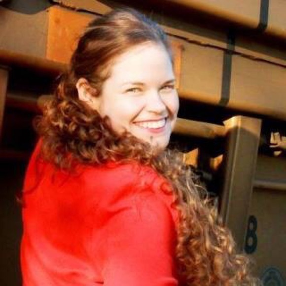 Profile Picture of Sara Clodfelder (@ahappygrl2) on Poshmark