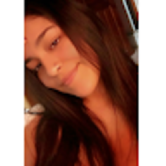 Profile Picture of Yazmin Dumet (@yazmindumet) on Poshmark