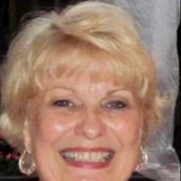 Profile Picture of Nancy Benninghoff (@nancybenninghof) on Poshmark