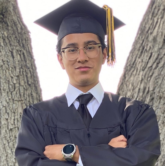 Profile Picture of Yessenia Chumo (@yessmc7) on Poshmark