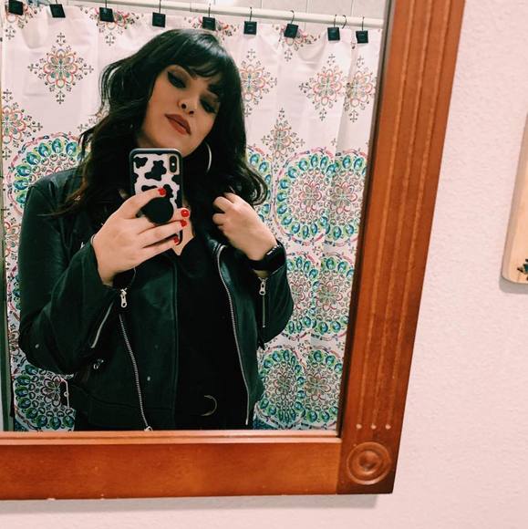 Profile Picture of Carli Deronde (@carlid) on Poshmark