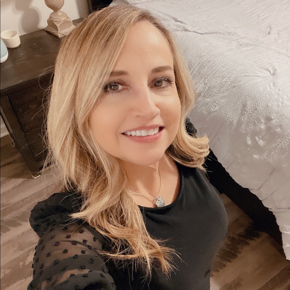 Profile Picture of Elissa Tassin (@eitassin) on Poshmark