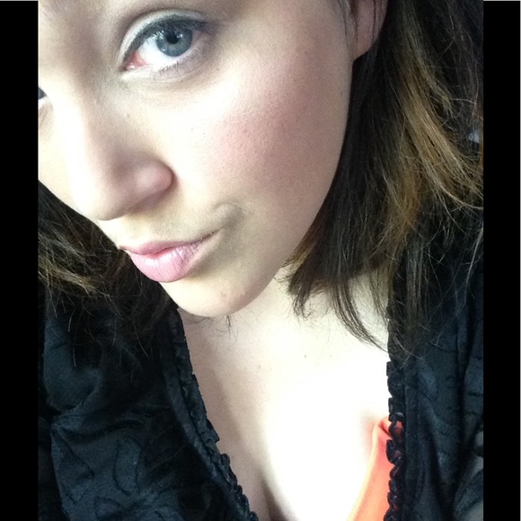 Profile Picture of Jami Lowe (@jamilynnlowe) on Poshmark