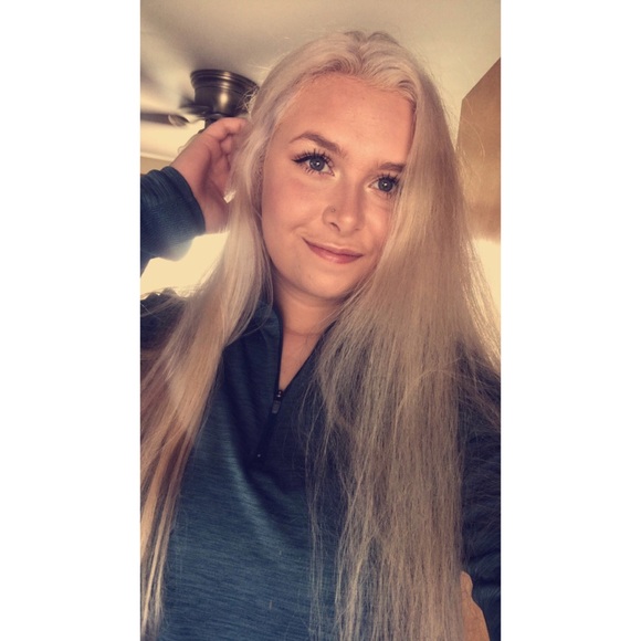 Profile Picture of Deanna Simonis (@dj_simonis) on Poshmark