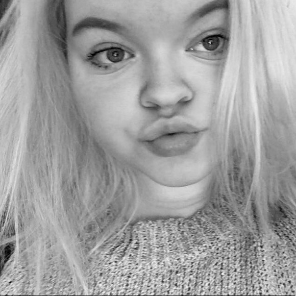 Profile Picture of Sydney Vossen (@sydvossen) on Poshmark