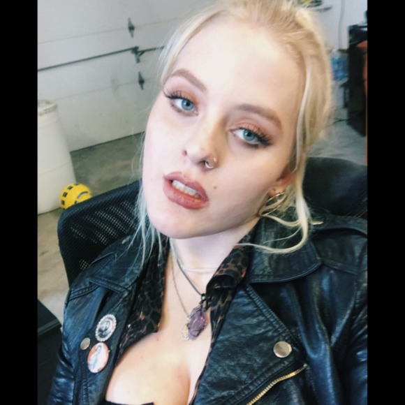 Profile Picture of Christa Billhardt (@c_billhardt) on Poshmark