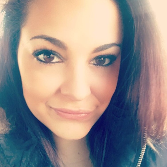Profile Picture of Misty Walls (@us2wam8) on Poshmark