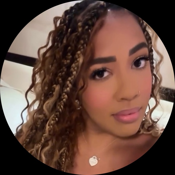 Profile Picture of Ivanna Prescott (@ivannap91) on Poshmark