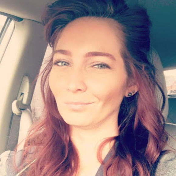 Elizabeth Mockmore - Poshmark Profile Picture of Elizabeth Mockmore (@ermelton42) on Poshmark