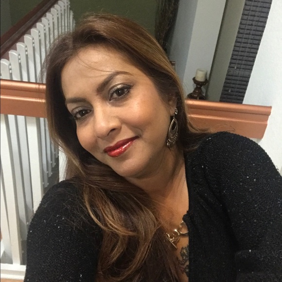 Profile Picture of Zorina Mohammed (@zorinabdl) on Poshmark