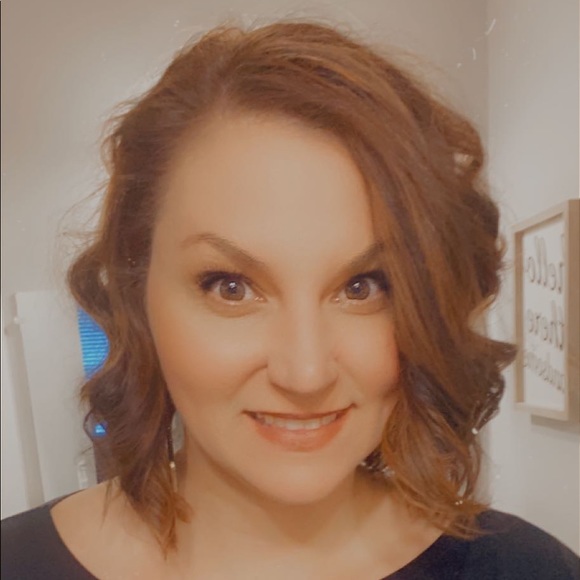 Profile Picture of Ann Mariano (@amariano1980) on Poshmark