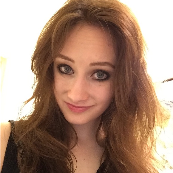 Profile Picture of Barbie Matthews (@barbie_matthews) on Poshmark