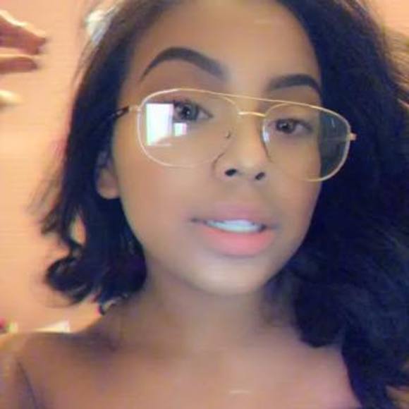 Profile Picture of Ashly Macario (@ashly996) on Poshmark