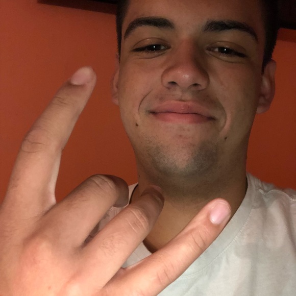 Profile Picture of Tavian Hoogacker (@tavhoog28) on Poshmark