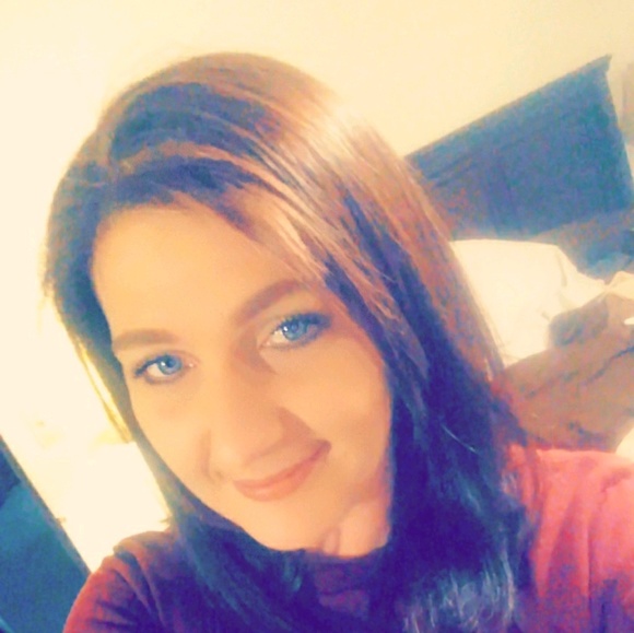 Profile Picture of Holly Sirmons (@hsirmons) on Poshmark