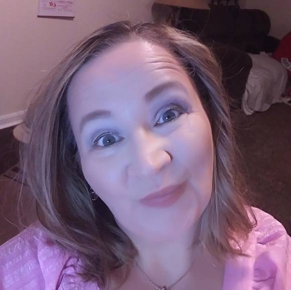 Profile Picture of Pamela Richardson (@bigbubbles2000) on Poshmark