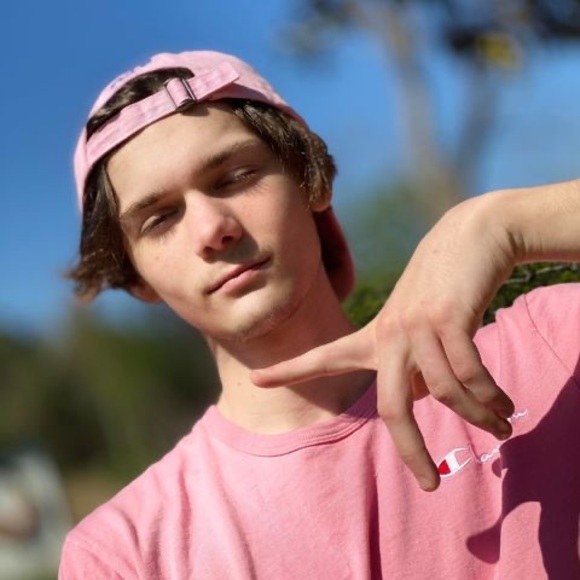 Profile Picture of Corey Finch (@coreyfinchh) on Poshmark