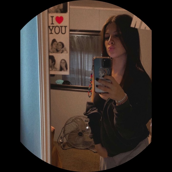 Profile Picture of Hailey Moore (@haileymoore29) on Poshmark