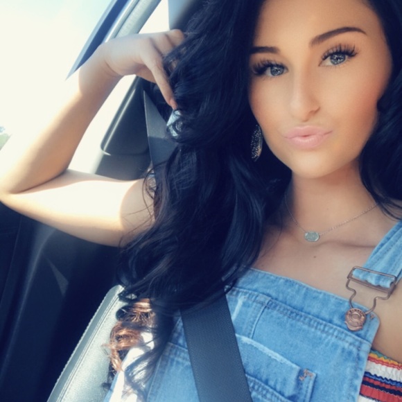 Profile Picture of Makenzie Callender (@kenz12347856274) on Poshmark