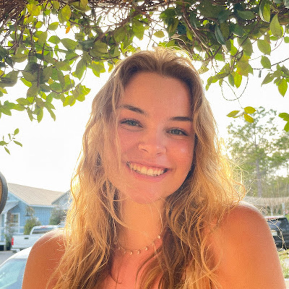 Profile Picture of Julia Warner (@jwarner221) on Poshmark