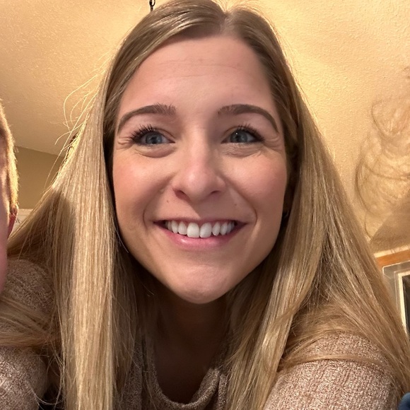 Profile Picture of Allison Schonning (@a_schonning) on Poshmark