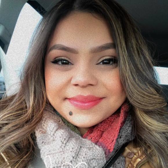 Profile Picture of Cassandra Araujo (@cassandraaraujo) on Poshmark