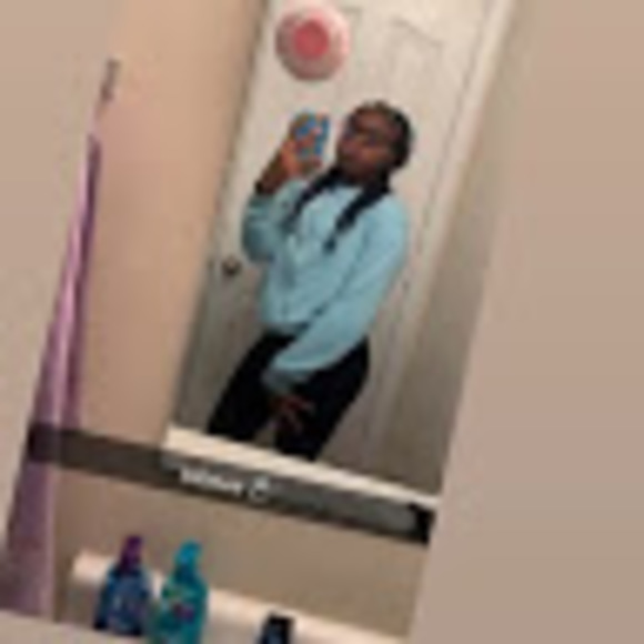 Profile Picture of Nadia Mitchell (@nadiathequeen55) on Poshmark