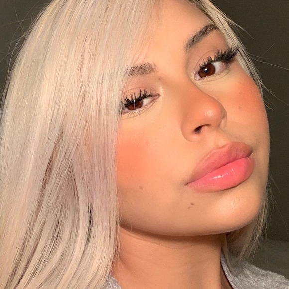 Profile Picture of Rosalie Apodaca (@muchasflores) on Poshmark